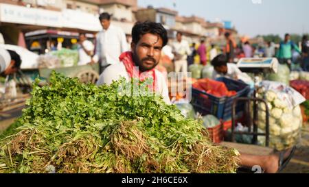 High-Resolution: Geschäftiger Gemüsemarkt in Indien #indien #indianmarket #indianbazaar #vegetablemarketindia #freshproduceindia #spicesindia #veg Stockfoto