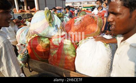 High-Resolution: Geschäftiger Gemüsemarkt in Indien #indien #indianmarket #indianbazaar #vegetablemarketindia #freshproduceindia #spicesindia #veg Stockfoto