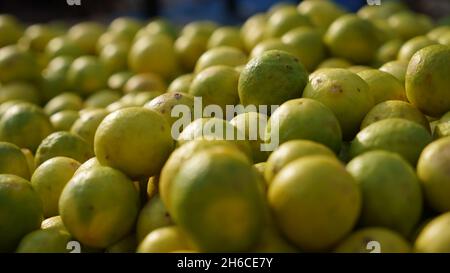 Hochauflösendes Bild: Frische Zitronen auf einem lebhaften Gemüsemarkt Stockfoto