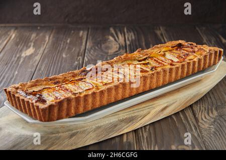 Apfelkuchen mit Vanille, auf Holzbrett. Französisches Gourmetessen Stockfoto