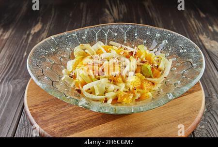 Zichoriensalat mit Orangen und gesalzenen Nüssen. Französische Gourmetküche Stockfoto