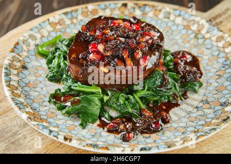 Kabeljau mit Sauerampfer und Granatapfelbutter-Sauce. Französische Gourmetküche Stockfoto