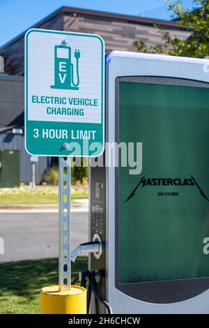 Kostenlose Ladestation für Elektrofahrzeuge bei Topgolf in Buford, Georgia, nordöstlich von Atlanta. (USA) Stockfoto