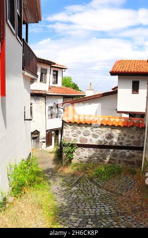 Mittelalterliche Häuser in der Altstadt von Kaleici in Ankara, Türkei. Schmale Kopfsteinpflasterstraße Stockfoto