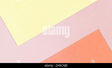 Pastellfarbene Papiere in abstraktem geometrischem Muster, Draufsicht. Gelbe, rosa und rote Farben. Abstrakter texturierter Hintergrund in einer auflösung von 4K. Stockfoto