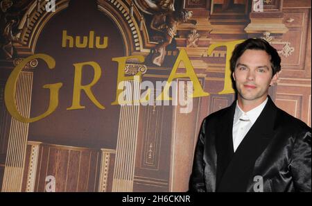 Los Angeles, Kalifornien. 14. November 2021. Bei Ankunft für DIE GROSSE Saison 2 Premiere auf Hulu, Sunset Room Hollywood, Los Angeles, CA 14. November 2021. Kredit: Elizabeth Goodenough/Everett Collection/Alamy Live Nachrichten Stockfoto