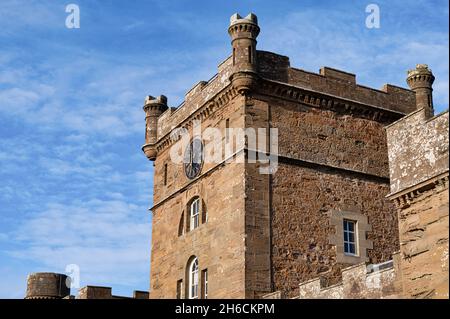 Culzean, Schottland - 20. Oktober 2021: Der Uhrenturm am Culzean Castle.Scotlands National Trust Site. Stockfoto