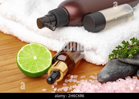 Schönheitsbehandlungen für Spa-Behandlungen auf einem Holztisch Stockfoto