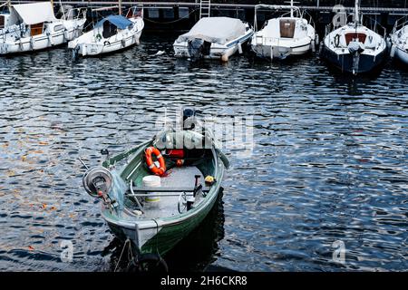 Das Motorboot ist am Pier am Comer See vertäut. Italien Stockfoto