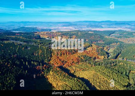 Berge bedeckt mit herbstfarbenem Wald, Luftaufnahme. Wunderschöne Naturlandschaft. Stockfoto