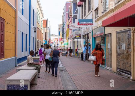 Blick auf die Menschen in den bunten Gassen von Willemstad in Curacao Stockfoto