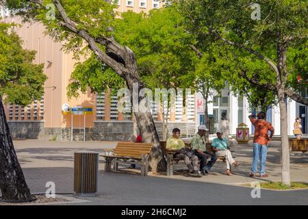 Senioren unterhalten sich auf einem Platz in Willemstad, Curacao Stockfoto