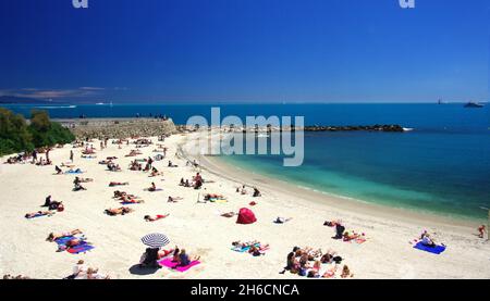 FRANKREICH. ALPES MARITIMES (06) ANTIBES, STRAND LA GRAVETTE Stockfoto