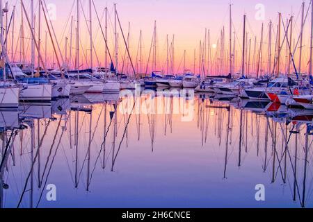 FRANKREICH. ALPES MARITIMES (06) ANTIBES, DER HAFEN Stockfoto