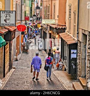 FRANKREICH. ALPES MARITIMES (06) ANTIBES. FUSSGÄNGERZONE IN DER ALTSTADT Stockfoto