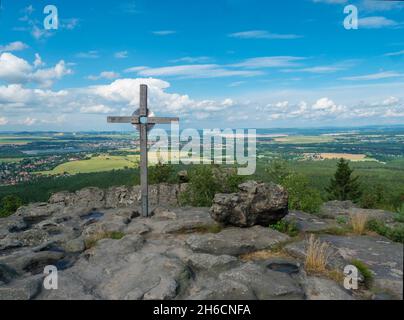 Aussichtspunkt Tempelwand aus Sandstein mit Holzkreuz am Topfer bei Oybin mit Blick auf die Stadt Zittau und die polnische deutsche Grenze im Zittauer Gebirge Stockfoto