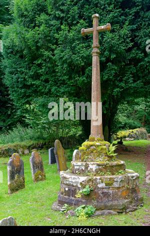Denkmalgeschütztes Kirchhofkreuz aus dem 15. Jahrhundert der Klasse II, oberer Teil hinzugefügt 1966. Culbone, Somerset, Großbritannien Stockfoto