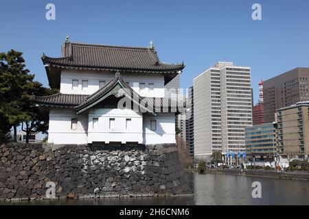 Prunkvolles Gebäude über dem Graben um den Japanischen Kaiserpalast In Tokio Stockfoto