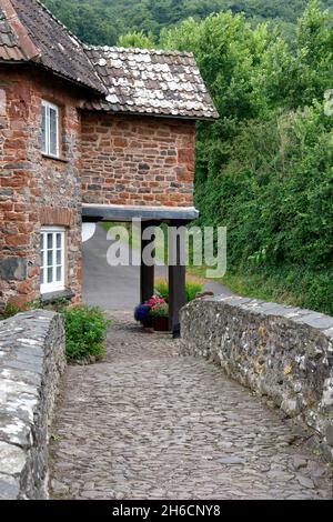 Medieval Packhorse Bridge over River aller, Allerford, Exmoor, Somerset, Großbritannien Stockfoto