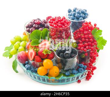 Verschiedene Sommerbeeren rote Johannisbeere, Stachelbeere, Himbeere in Glasschalen. Sortiert nach Art. Stockfoto