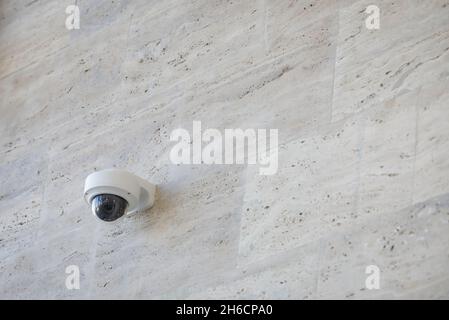 Details mit einer CCTV-Kamera an einer Wand in einem Gebäude. Stockfoto