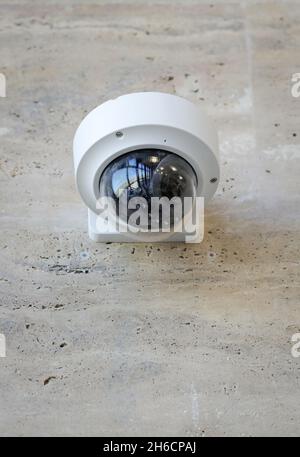 Details mit einer CCTV-Kamera an einer Wand in einem Gebäude. Stockfoto