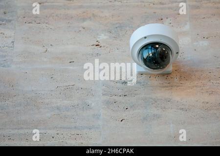 Details mit einer CCTV-Kamera an einer Wand in einem Gebäude. Stockfoto