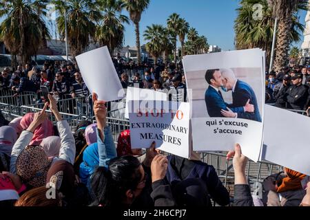 Tunis, Tunesien, 14. November 2021. Demonstranten tragen Fahnen und Plakate während eines Protestes gegen die Beschlagnahme der Regierungsgewalt durch den tunesischen Präsidenten Kais Saied am 14. November 2021 vor dem parlament in Tunis, Tunesien. Die tunesische Polizei hat in der Nähe der Kammer des suspendierten parlaments mit Demonstranten zusammengestürzt, als Demonstranten gegen die Machtergreifung von Präsident Kais Saied vor vier Monaten marschierten. Hunderte von Polizisten hatten das Gebiet, in dem sich am Sonntag Tausende von Demonstranten versammelten, blockiert, um Saied zur Wiederherstellung des parlaments und der normalen demokratischen Herrschaft aufzufordern. „Herunterfahren Stockfoto