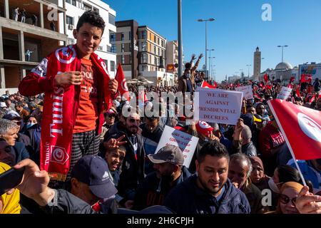 Tunis, Tunesien, 14. November 2021. Demonstranten tragen Fahnen und Plakate während eines Protestes gegen die Beschlagnahme der Regierungsgewalt durch den tunesischen Präsidenten Kais Saied am 14. November 2021 vor dem parlament in Tunis, Tunesien. Die tunesische Polizei hat in der Nähe der Kammer des suspendierten parlaments mit Demonstranten zusammengestürzt, als Demonstranten gegen die Machtergreifung von Präsident Kais Saied vor vier Monaten marschierten. Hunderte von Polizisten hatten das Gebiet, in dem sich am Sonntag Tausende von Demonstranten versammelten, blockiert, um Saied zur Wiederherstellung des parlaments und der normalen demokratischen Herrschaft aufzufordern. „Herunterfahren Stockfoto