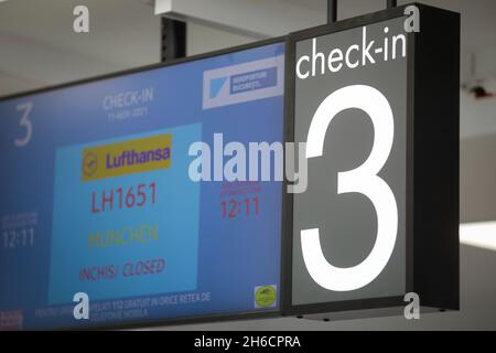 Bukarest, Rumänien - 11. November 2021: Bild mit geringer Schärfentiefe (selektiver Fokus) mit Check-in-Panels innerhalb eines Flughafens. Stockfoto