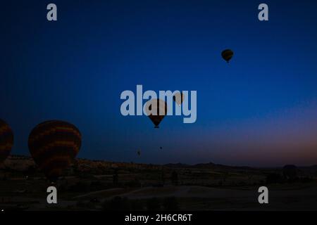 Heißluftballons. Silhouette der Aufnahme von Heißluftballons bei Sonnenaufgang. Stockfoto