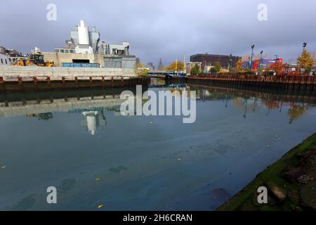 Ein Glanz von Öl bedeckt die Oberfläche des Gowanus-Kanals in Brooklyn, NY, 30. Oktober 2019. Der Gowanus-Kanal ist ein ausgewiesener EPA-Superfund-Standort. Stockfoto