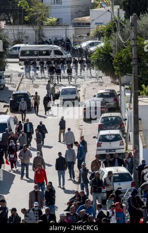 Tunis, Tunesien, 14. November 2021. Demonstranten tragen Fahnen und Plakate während eines Protestes gegen die Beschlagnahme der Regierungsgewalt durch den tunesischen Präsidenten Kais Saied am 14. November 2021 vor dem parlament in Tunis, Tunesien. Die tunesische Polizei hat in der Nähe der Kammer des suspendierten parlaments mit Demonstranten zusammengestürzt, als Demonstranten gegen die Machtergreifung von Präsident Kais Saied vor vier Monaten marschierten. Hunderte von Polizisten hatten das Gebiet, in dem sich am Sonntag Tausende von Demonstranten versammelten, blockiert, um Saied zur Wiederherstellung des parlaments und der normalen demokratischen Herrschaft aufzufordern. „Herunterfahren Stockfoto