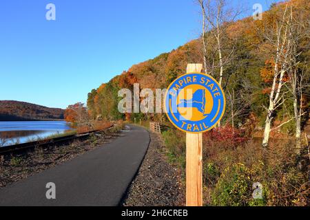 Empire State Trail, Abschnitt Maybrook Trailway. Ein gemeinschaftlich genutzter Bahnweg im Bundesstaat New York; dieser Abschnitt befindet sich am Ice Pond in der Nähe von Brewster in Putnum Stockfoto