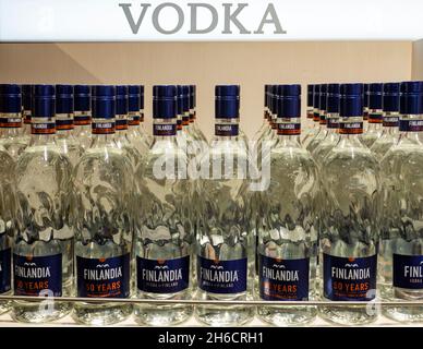 Finlandia Vodka im Regal des Duty Free Stores im internationalen Flughafen Boryspil zu sehen Stockfoto