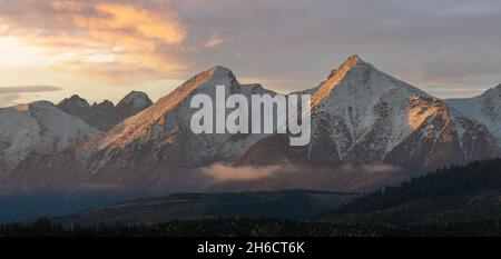 Blick auf schneebedeckte Berggipfel an einem wunderschönen, dramatischen Morgen. Tatra, Slowakei Stockfoto