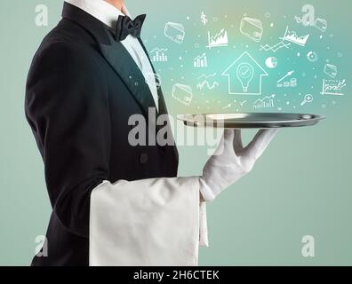 Hübscher junger Kellner im Smoking, der Geldsymbole auf dem Tablett hält Stockfoto