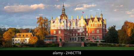 Schloss Bad Muskau umgeben von Herbstpark-Panorama Stockfoto