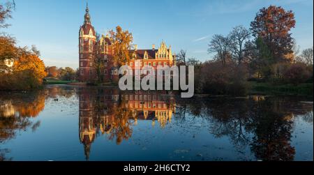 Schloss Bad Muskau mit Spiegelreflexion im See Stockfoto