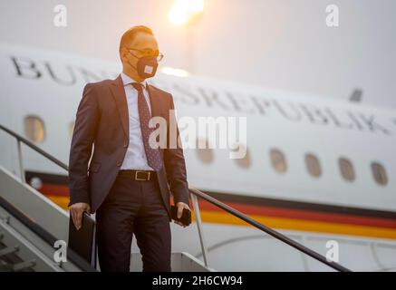 Brüssel, Belgien. November 2021. Heiko Maas, Exekutivsekretär des Bundesaußenministers, fotografiert bei seiner Ankunft am Flughafen in Brüssel. Brüssel, 11/15/2021. Copyright: Janine Schwithz/photothek.de Credit: dpa/Alamy Live News Stockfoto