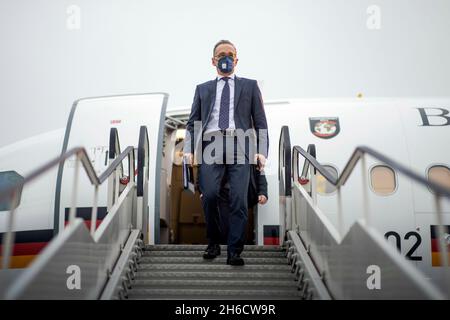 Brüssel, Belgien. November 2021. Heiko Maas, Exekutivsekretär des Bundesaußenministers, fotografiert bei seiner Ankunft am Flughafen in Brüssel. Brüssel, 11/15/2021. Copyright: Janine Schwithz/photothek.de Credit: dpa/Alamy Live News Stockfoto