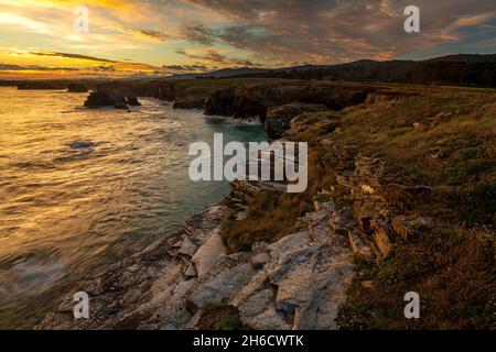 Rocky Cliffs Playa de las Catedrales, Galicien, Spanien Stockfoto