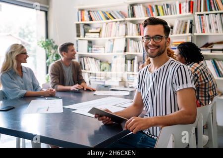 Gruppe erfolgreicher Geschäftsleute, Designer, die gemeinsam an einem Startup-Projekt im Büro arbeiten Stockfoto