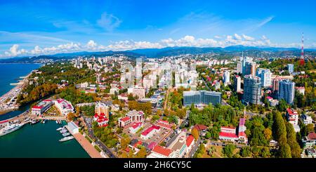 Sotschi Stadtzentrum Luftpanorama. Sotschi ist die Urlaubsstadt am Schwarzen Meer in Russland. Stockfoto