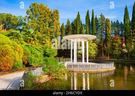 Rotunde in der Nähe Teich in Sotschi Arboretum Park, eine einzigartige Sammlung von subtropischen Flora und Fauna in Sotschi Resort Stadt in Krasnodar Region, Russland Stockfoto