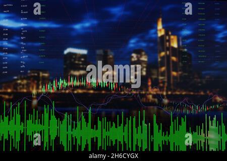 Nahaufnahme des Finanzdiagramms mit einem Candlestick-Diagramm im Aufwärtstrend an der Börse im Hintergrund der nächtlichen Stadt Stockfoto
