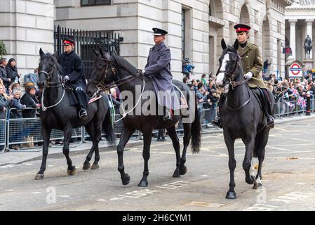 Militärreiter auf dem Pferderücken bei der Lord Mayor's Show, Parade, Prozession entlang Geflügel, in der Nähe von Mansion House, London, Großbritannien Stockfoto