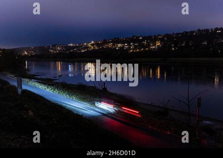 Dresden, Deutschland. November 2021. Eine Person fährt mit dem Fahrrad entlang des Elbradweges in Dresden, 14. November 2021 während der blauen Stunde. Copyright: Florian Gaertner/photothek.de Credit: dpa/Alamy Live News Stockfoto