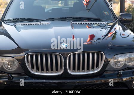 Budapest, Ungarn - 1. November 2021: BMW Auto und Logo-Zeichen close-up, illustrative Editorial. Stockfoto