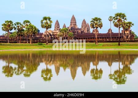 Angkor Wat Tempel in Siem Reap in Kambodscha bei Sonnenuntergang. Angkor Wat ist das größte religiöse Monument der Welt. Stockfoto